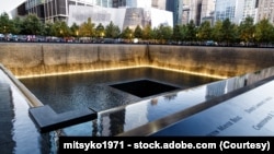 资料照片：在毁于9/11恐怖袭击的纽约世贸中心遗址建立的9/11纪念池。(2016年10月26日) 