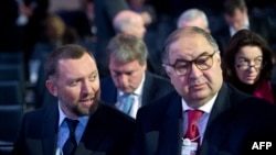 У розслідуванні фігурує Алішер Усманов (п), чий представник запевняє, що олігарх ніколи не намагався приховати свої активи та не зв’язаний з Кремлем