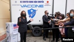 Wapres AS Kamala Harris memberikan keterangan kepada media di National Institute of Hygiene and Epidemiology (NIHE) saat 270,000 vaksin COVID Pfizer tiba di Hanoi, Vietnam, 26 Agustus 2021. (REUTERS/Evelyn Hockstein/Pool)