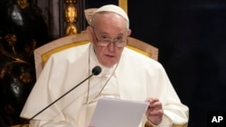 프란치스코 교황이 2일 몰타 수도 발레타에서 연설하고 있다.