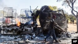 Un homme s'empare de la ferraille sur la route de Atteridgeville, Pretoria, Afrique du Sud, le 21 juin 2016.