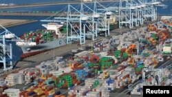 Los-Anjeles portidagi konteynerlar. Xitoy AQShning yirik savdo hamkori. 