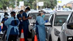 호주 시드니 시민들이 지난 1일 자동차에 탄 채 신종 코로나바이러스 감염 검사를 받고 있다. (자료사진)