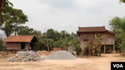 ផ្ទះ​ឈើ​ដែល​សង់​មិន​ទាន់​រួច​​នៅ​ក្នុង​ភូមិ​គោក​បេង​ ជាយ​ក្រុង​​​សៀមរាប កាល​ពី​ថ្ងៃ​​ទី​២១​ ខែ​មីនា​ ឆ្នាំ​២០១៥។ ភូមិ​នេះ​ស្ថិត​នៅ​ក្នុង​តំបន់១និង​២​ ក្នុង​រមណីយដ្ឋាន​អង្គរ​ ដែល​គ្រប់​គ្រង​ដោយ​អាជ្ញាធរ​អប្សរា។​ រាល់​ការ​ទិញ​លក់ សាងសង់នានា​ ​ដើម្បី​ប្រាក់​ចំណេញ​ក្រុម​ហ៊ុន​ មិន​ត្រូវ​បាន​អនុញ្ញាត​ឡើយ​ក្នុង​តំបន់​នេះ។​ (នូវ​ ពៅ​លក្ខិណា​/VOA) 