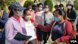 ក្រុម​អតីត​បុគ្គលិក​នយោជិត​ក្រុមហ៊ុន​ណាហ្គាវើលដ៍​ត្រៀម​ដាក់​ញត្តិ​ទៅ​កាន់​ស្ថានទូត​អាមេរិក​ប្រចាំ​កម្ពុជា ក្នុង​រាជធានី​ភ្នំពេញ កាល​ពី​ថ្ងៃច័ន្ទ ទី១៧ ខែ​មករា ឆ្នាំ​២០២២។ (ណឹម សុភ័ក្រ្តបញ្ញា/វីអូអេ) 