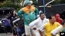 Para polisi Tangerang melakukan senam yang merupakan bagian dari program penurunan berat badan wajib. (AP/Tatan Syuflana)