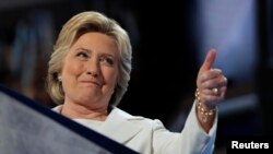 លោក​ស្រី Clinton ​ពេល​ទៅ​ដល់​ពិធី​ទទួល​បេក្ខភាព​​នៅ​យប់​ទី​៤​និង​ចុងក្រោយ​នៃ​សន្និបាត​គណបក្ស​ប្រជាធិតេយ្យ​ នៅ​ទីក្រុង Philadelphia រដ្ឋ Pennsylvania កាល​ពី​ថ្ងៃទី២៨ ខែ​កក្កដា។