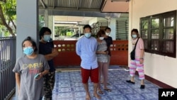 Penangkapan lima jurnalis Myanmar, termasuk tiga dari Suara Demokratis Burma, di rumah warga di Chiang Mai, Thailand, 9 Mei 2021.