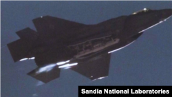 샌디아국립연구소는 23일 F-35A의 B61-12 투하와 관련한 첫 적합성 실험을 지난 8월 성공적으로 진행했다며 사진을 공개했다. 사진=샌디아국립연구소.