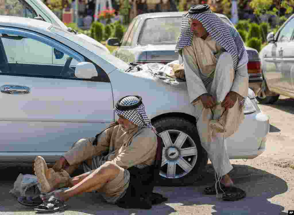 Members of an Iraqi volunteer force put on their new boots in the Shi&#39;ite holy city of Karbala, 50 miles (80 kilometers) south of Baghdad.