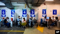 Vaksinasi COVID-19 Pfizer-BioNTech di pusat vaksinasi yang didirikan di tempat parkir pusat perbelanjaan di Givataim, Israel, 4 Februari 2021. (Foto: dok).