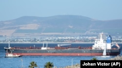 Le pétrolier Mercer Street, battant pavillon libérien, au large de Cape Town, en Afrique du Sud, le 2 janvier 2016.