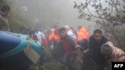 امدادگران در حال انتقال کشته‌شدگان در سانحه بالگرد رئیسی. 