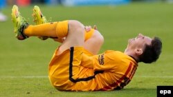 Lionel Messi s'est blessé lors d’un match à Corogne, Espagne, 20 avril 2016. (epa/ Lavandeira Jr)