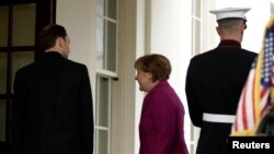 លោកស្រី​អធិការបតី​ Angela Merkel នៃ​ប្រទេស​អាល្លឺម៉ង់​​អញ្ជើញ​មក​ដល់​សេតវិមាន​ដើម្បី​ជួប​ចរចា​ជាមួយ​លោក​ប្រធានា​ធិបតី បារ៉ាក់ ​អូបាម៉ា​នៅ​ក្នុង​ទីក្រុង​វ៉ាស៊ីនតោន កាល​ពី​ថ្ងៃ​អង្គារ​ ទី​៩​ ខែ​កុម្ភៈ​ ឆ្នាំ​២០១៥។​