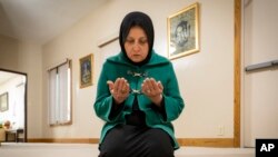 بی‌بی بهرامی از شخصیت‌های مستند «غریبه‌ در دروازه»