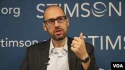 FILE - Author Sebastian Strangio talks about Cambodia’s 2017 Commune Elections in a panel discussion at the Stimson Center in Washington D.C., on June 8, 2017. (Hong Chenda/VOA Khmer)