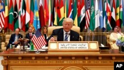 លោក​ប្រធានាធិបតី​សហរដ្ឋ​អាមេរិក ដូណាល់ ត្រាំ យក​កែវ​ទឹក​មុនពេល​លោក​ថ្លែង​សុន្ទរកថា​ក្នុង​កិច្ច​ប្រជុំ​កំពូល​នៅ​មជ្ឈមណ្ឌល​សន្និសីទ​ស្តេច Abdulaziz ក្នុង​ទីក្រុង​រីយ៉ាដ ប្រទេស​អារ៉ាប៊ីសាអូឌីត កាល​ពី​ថ្ងៃទី​២១ ខែឧសភា។