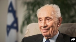 Mantan Presiden Israel Shimon Peres dalam wawancara dengan Associated Press di Yerusalem, November 2015.