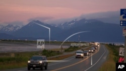 29일 미국 알래스카주 페리빌에 규모 8.2의 지진이 발생하면서 쓰나미 경보가 내려지자 호머스피트 주민들이 줄지어 대피하고 있다.