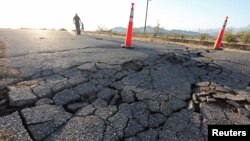 4일 미국 캘리포니아 주 컨카운티 리지크레스의 고속 도로에 균열이 생겼다. 