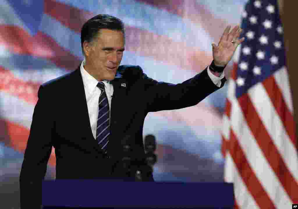 Kandidat presiden Partai Republik Mitt Romney menyapa pendukungnya sebelum memberikan pidato kekalahan di Boston, Massachusetts (7/11).