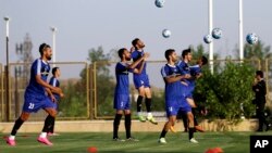 Timnas Iran bersiap untuk menghadapi timnas Suriah dalam prakualifikasi sepakbola Piala Dunia 2018 dalam pertandingan di Teheran, Selasa (5/9).