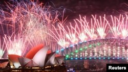 Kota Sydney di Australia menyambut tahun baru dengan pesta kembang api di atas Sydney Opera House and jembatan Harbour. 