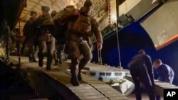 러시아군 장병들이 지난 6일 카자흐스탄 공항에 도착하고 있다.