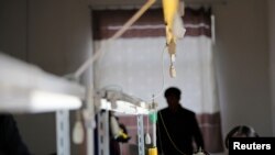 중국 단둥의 신발공장에서 일하는 북한 노동자. (자료사진)