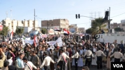 Thousands protest against Houthis in Sana'a, Yemen, Feb. 11, 2015. (Photo: Z. al-Alyaa for VOA)