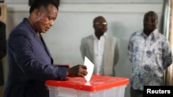 Le président congolais Denis Sassou Nguesso votant à un referendum constitutionnel à Brazzaville, République du Congo, 25 octobre 2015. (Photo REUTERS/Roch Baku) 