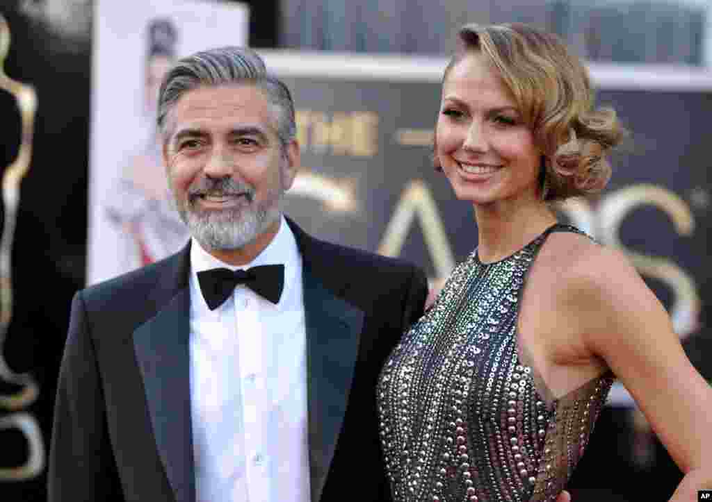 Aktor George Clooney dan pasangannya Stacy Keibler &nbsp;tiba di tempat penyelenggaraan Academy Awards ke-85 di Dolby Theatre, Los Angeles (24/2).