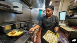 แม่ครัวในร้านอาหาร Breakfast Brothers เตรียมอาหารจานไข่ ที่ร้านสาขาอาร์ลิงตัน รัฐเท็กซัส เมื่อ 12 ก.พ. 2568