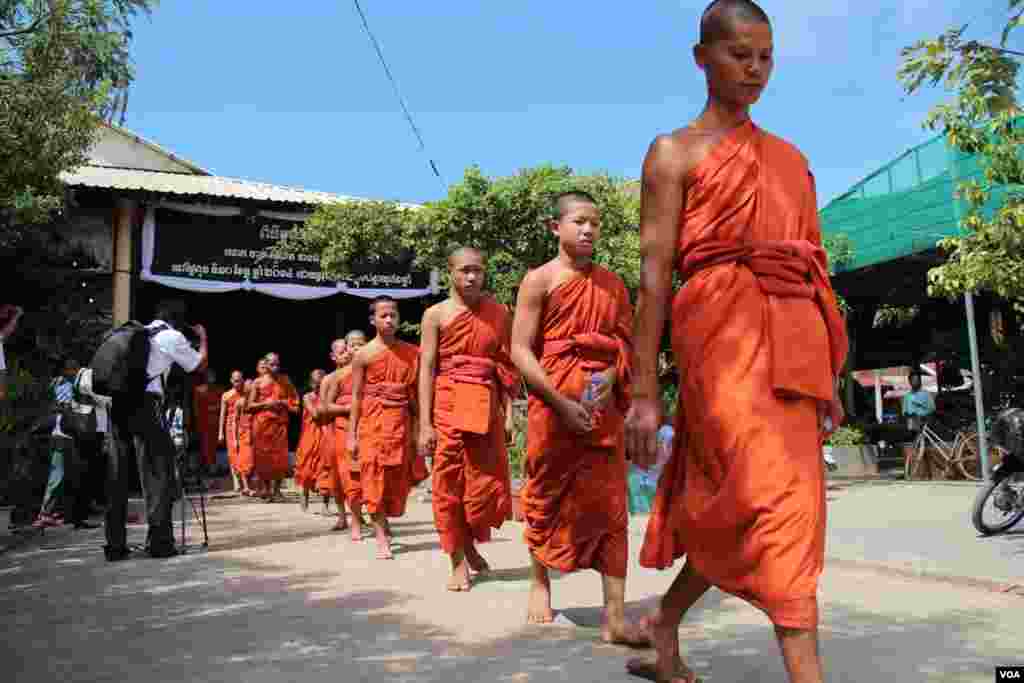 លោក​សង្ឃ​និមន្ត​ចេញ​ពី​ពិធី​បុណ្យសព​លោក​ចាន់​ សុវ៉េត​ មន្ត្រី​ស៊ើបអង្កេត​សិទ្ធិ​មនុស្ស​របស់​​អង្គការ​អាដហុក ក្រោយពី​សូត្រធម៌​បង្សុកូល​ឧទ្ទិស​ដល់​វិញ្ញាណក្ខន្ធ​​​របស់​សព​លោក​កាល​ពី​ថ្ងៃ​ទី​១១ ខែ​ធ្នូ ឆ្នាំ​២០១៤។ (នូវ ពៅលក្ខិណាVOA)