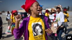 South Africans, protesting the abduction of hundreds of schoolgirls and what protesters said was the failure of government to rescue them, march to the Nigerian Consulate in Johannesburg, South Africa, May 8, 2014. 