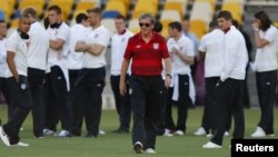 Pelatih tim kesebelasan Inggris, Roy Hodgson (tengah) dalam latihan di Stadion Olympiade di Kiev. (Foto: Dok)