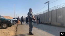 نیروهای امنیتی در نزدیکی ساحۀ حمله در پایگاه هوایی بگرام