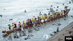 រូបឯកសារ៖ កីឡាករហាត់សមចែវទូកប្រណាំង នៅមុខព្រះបរមរាជវាំង​មួយថ្ងៃមុនពិធីព្រះរាជ​ពិធី​បុណ្យ​អុំទូក​ បណ្តែត​ប្រទីប និង​សំពះព្រះខែ​អកអំបុក ដែល​ប្រព្រឹត្ត​ទៅ​រយៈពេល​បី​ថ្ងៃ​ចាប់ពី​ថ្ងៃទី​២១ ដល់​ថ្ងៃទី​២៣ វិច្ឆិកា ឆ្នាំ ២០១៨។ (ខាន់ សុគុំមនោ/VOA)