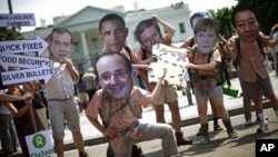 Demonstrators outside White House before G8 summit in Washington, May 17, 2012