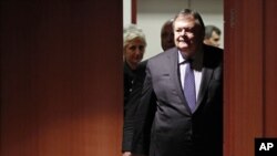 រដ្ឋមន្រ្តី​ក្រសួង​ហិរញ្ញវត្ថុ​នៃ​ប្រទេស​ក្រិក​​​លោក Evangelos Venizelos មក​ដល់​កន្លែង​ប្រជុំ​រដ្ឋមន្រ្តី​ហិរញ្ញវត្ថុ​នៃ​បណ្តា​ប្រទេស​ប្រើ​ប្រាក់​អ៊ឺរ៉ូ​ នៅ​ថ្ងៃ​ទី​០៧ ខែវិច្ឆិកា ឆ្នាំ២០១១ ក្នុងទីក្រុងប្រូស៊ែលនៃប្រទេសប៊េលហ្ស៊ិក។ ​​