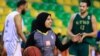 L'arbitre égyptienne de basket-ball Sarah Gamal fait des gestes en tenant un ballon lors d'un match entre les équipes d'Al-Ittihad et d'Al-Geish à l'arène Al-Ittihad Al-Sakandari, dans le nord du pays, le 17 avril 2021.