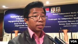 លោក ណុប វី នាយក​ប្រព័ន្ធ​ផ្សព្វផ្សាយ​នៃ​មជ្ឈមណ្ឌលកម្ពុជាដើម្បី​​ប្រព័ន្ធផ្សព្វផ្សាយ​ឯករាជ្យ (CCIM) ថ្លែង​ទៅ​កាន់​​​អ្នក​សារ​ព័ត៌មានក្នុង​កិច្ចប្រជុំ​ស្តីពី​បញ្ហា​ប្រឈម​នៃ​ប្រព័ន្ធផ្សព្វ​ផ្សាយ​ឯករាជ្យ​ឆ្នាំ​២០១៧ នៅ​ថ្ងៃទី​២១ ខែ​កុម្ភៈ ឆ្នាំ​២០១៨។ (កាន់​ វិច្ឆិកា/VOA)