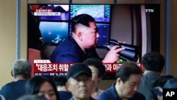 지난 6일 한국 서울역 대합실에 설치된 TV에서 북한의 미사일 발사 관련 뉴스가 나오고 있다.