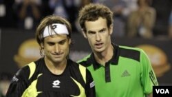 Petenis Inggris Andy Murray, kanan, dan petenis Spanyol David Ferrer berbincang di net setelah Murray memenangkan semifinal kejuaraan tenis Australia Terbuka hari Jumat (28/1).