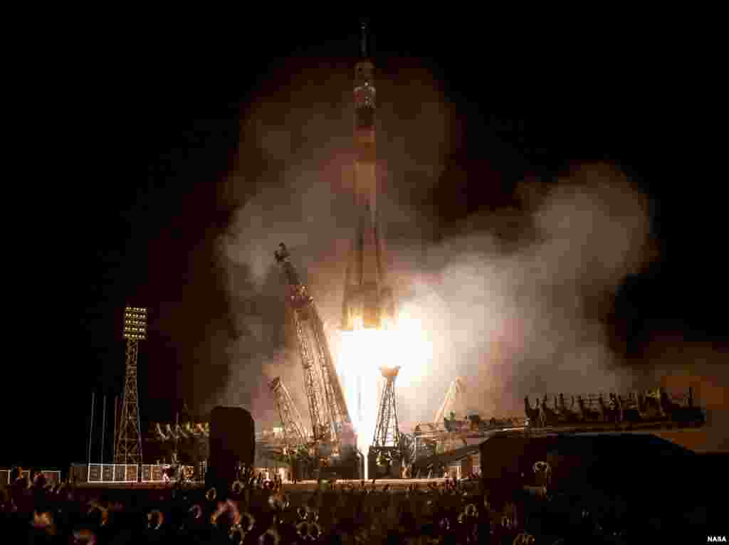 Sebuah roket Soyuz dengan Komandan Misi Fyodor Yurchikhin dari Rusian diluncurkan dari Kosmodrom Baikonur di Kazakhstan ke Stasiun Antariksa Internasional (ISS).