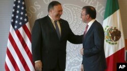 Menlu AS, Mike Pompeo, kiri dan Menlu Meksiko, Luis Videgaray, tersenyum setelah berbicara dalam konferensi pers di Mexico City, Jumat, 13 Juli 2018 (foto: AP Photo/Moises Castillo)