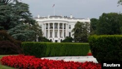 Suasana di taman bagian selatan Gedung Putih di Washington DC (Foto: dok). Para pejabat Gedung Putih mengatakan bahwa Presiden Obama akan mengambil sikap tegas terkait serangan cyber berbasis di China dalam pertemuan puncak dengan Presiden Xi Jinping pekan ini.