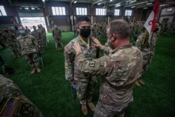 지난해 8월 미국 뉴저지주 웨스트빌드 육군부대에서 소말리아 주둔을 마치고 돌아온 군인들에게 훈장을 수여하고 있다.