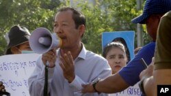 រូបឯកសារ៖ លោក រ៉ុង ឈុន ​ប្រធាន​សហភាព​សហ​ជីព​កម្ពុជា ប្រើ​មីក្រូ​និយាយ ក្នុង​អំឡុងពេល​ធ្វើ​បាតុកម្ម​មួយ​ក្នុងជម្លោះ​រវាង​កម្មករ និង​ម្ចាស់​រោងចក្រ ​នៅ​ក្បែរ​គេហដ្ឋាន​របស់​លោក​នាយករដ្ឋមន្ត្រី​ ហ៊ុន សែន ក្នុង​រាជធានី​ភ្នំពេញ​ ថ្ងៃ​ទី២៩ ខែកក្កដា ឆ្នាំ២០២០។ 